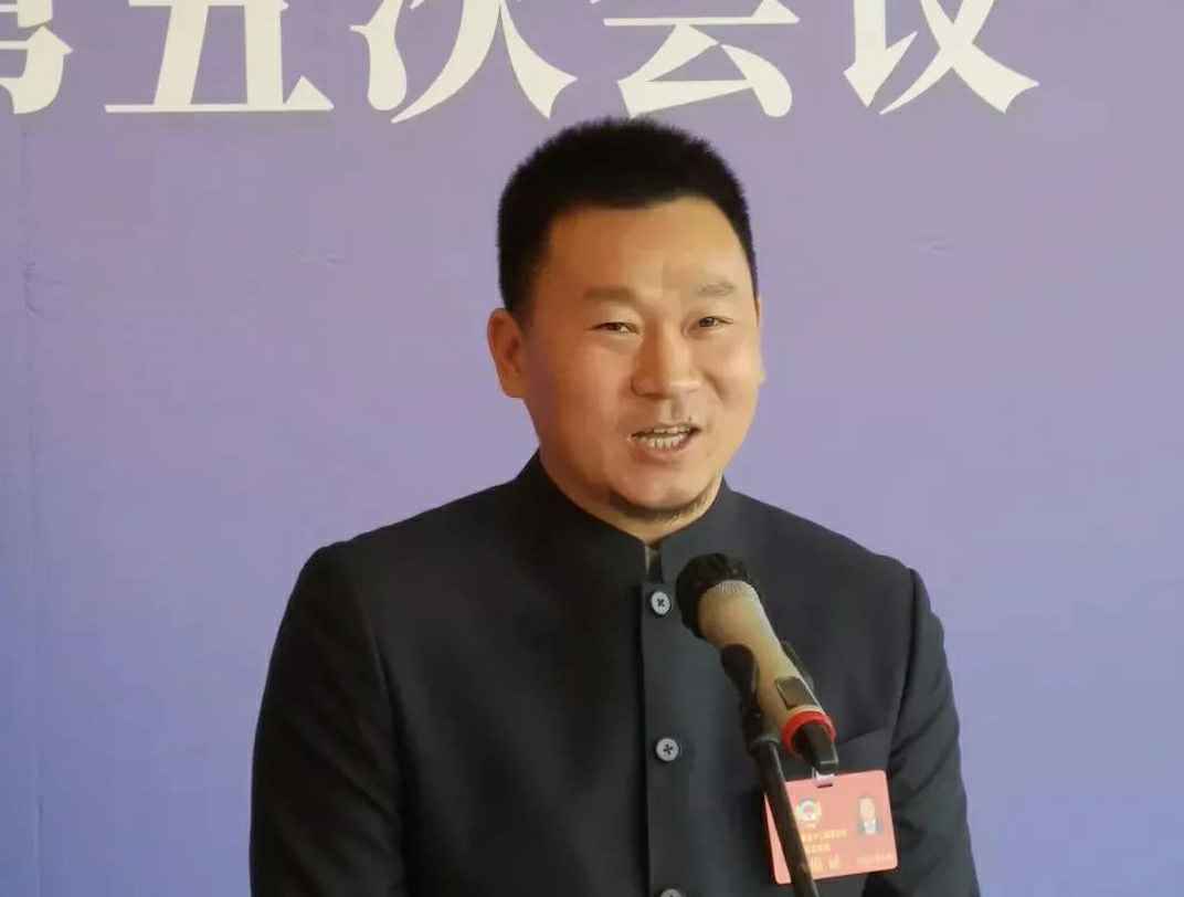 202204221343.jpg 为进一步展示市政协团结、民主、开放、自信的形象,向市民和网友展示政协委员的履职风采,中山市政协十二届五次会议在2月4日上午开幕前开设“委员通道”,市政协委员、开云官方版网站登录入口-开云online(中国)公司总经理陈朝阳走进“委员通道”,回应社会关切的问题。他就如何做好城市应急管理规划的问题进行发言,并回答记者提问。.jpg